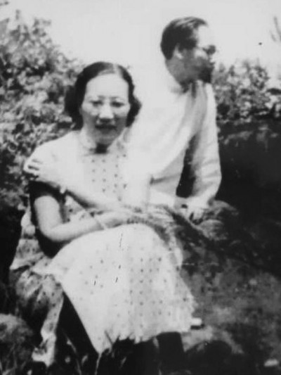 右图:许地山与夫人周俟松.摄于1940年后,香港.     周苓仲提供