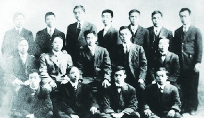 1910年,第二批庚款留学美国的中国留学生合影,一排左二为竺可桢.