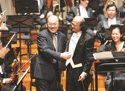在国家大剧院举办的作品音乐会结束之后,陆在易 (左)与指挥陈燮阳互相