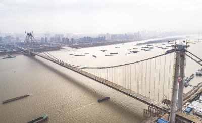 杨泗港大桥是武汉市内建设的第十座长江大桥,也是长江上首座双层公路