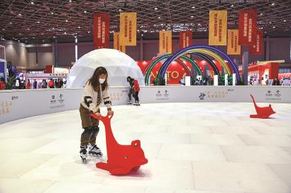 溜冰冰壶桌上冰球vr滑雪在超200平米的炫彩冰场体验冰上乐趣