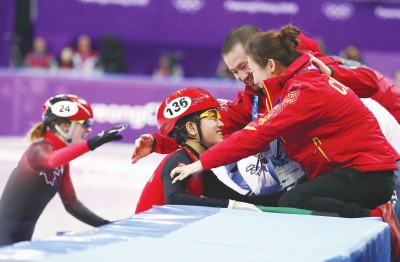 李靳宇(左)逆袭摘银,中国短道队主教练李琰(右)送上拥抱