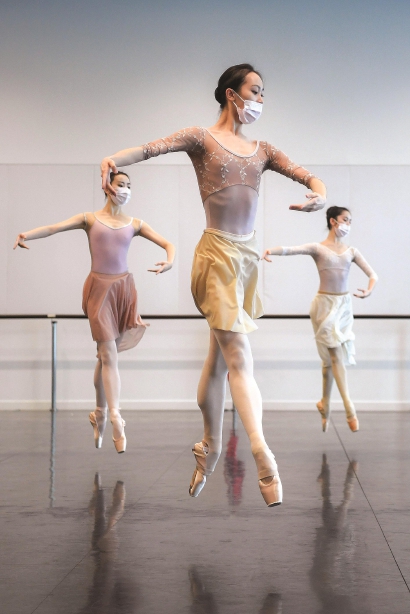 上海芭蕾舞团排练厅响起悠扬的钢琴声,演员们戴着口罩苦练舞技.